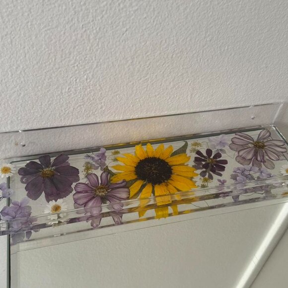 Acrylic floating shelf with real hand picked and pressed flower design - Picture 4 of 7